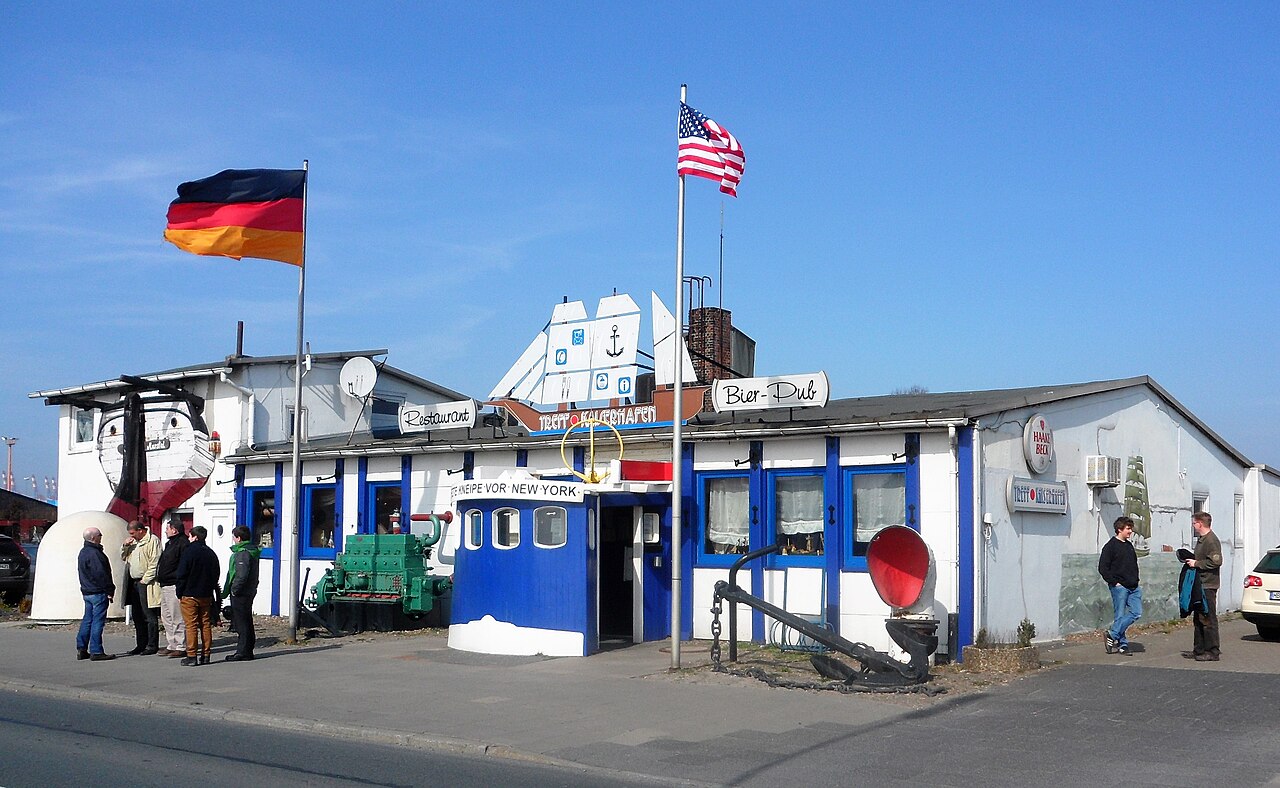 The pub Treffpunkt Kaiserhafen in the harbour of Bremerhaven