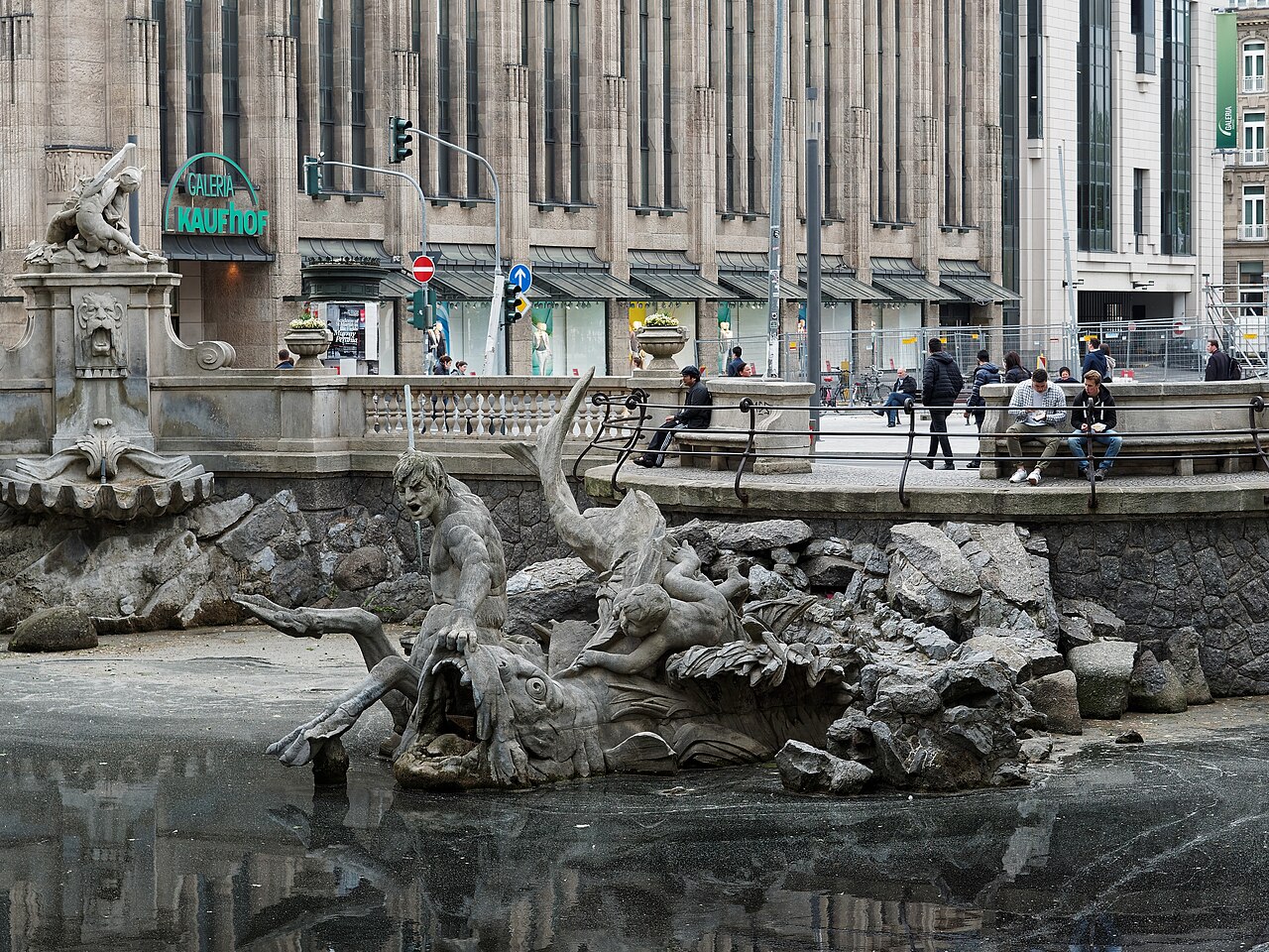 Der Tritonbrunnen von de:Friedrich Coubillier von 1902 am Nordende des Kö-Grabens, Königsallee, Düsseldorf