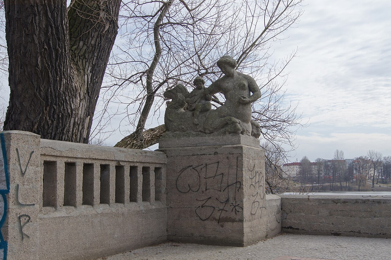 Uferterrasse mit Tritonen, 1912 von Hans Schellhorn im Park am Weißen See in Berlin-Weißensee, Deutschland