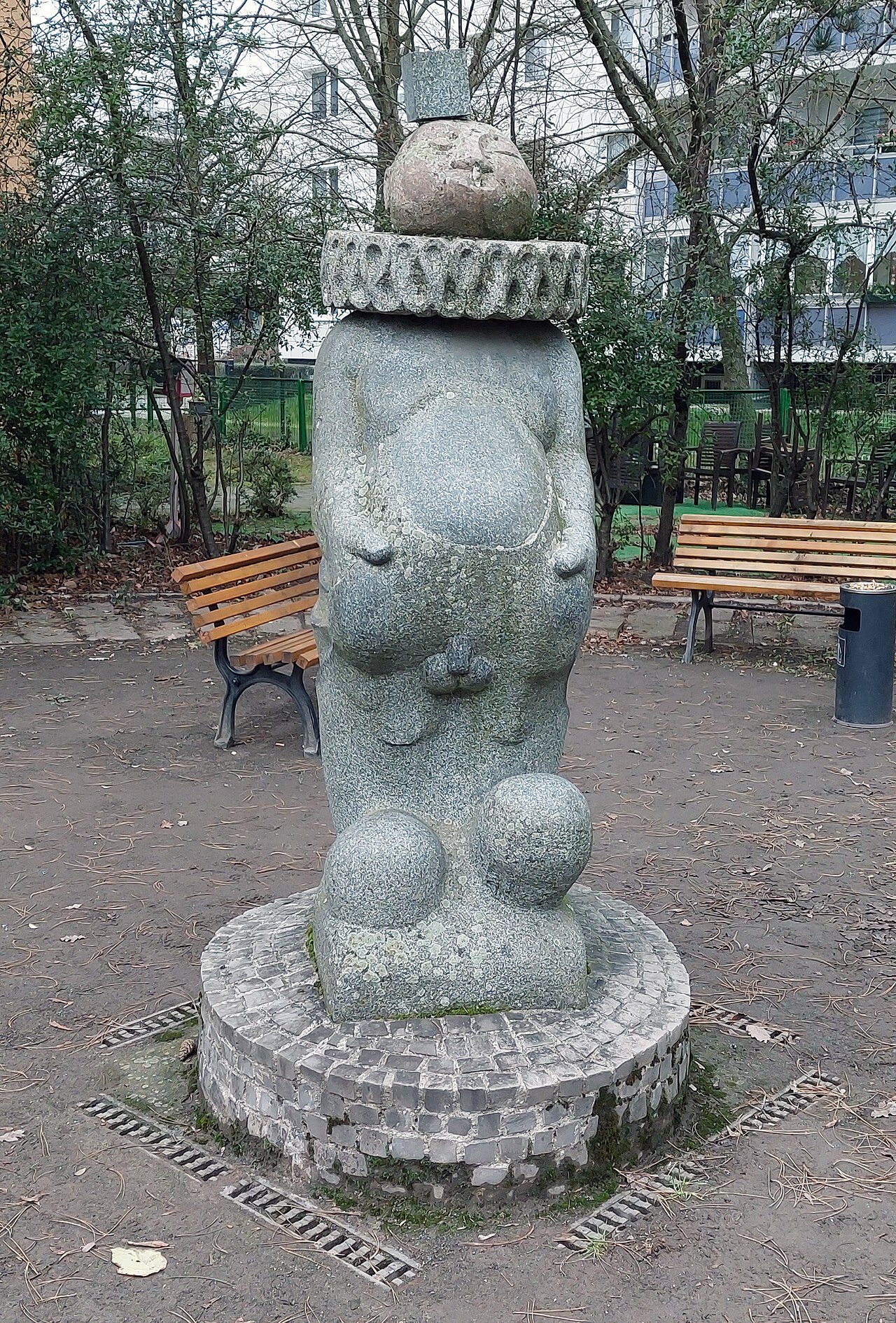 Fountain, " Tröpfelbrunnen " by Konrad Hunger , 1984, Josef-Orlopp-Straße 13, Berlin-Fennpfuhl , Germany