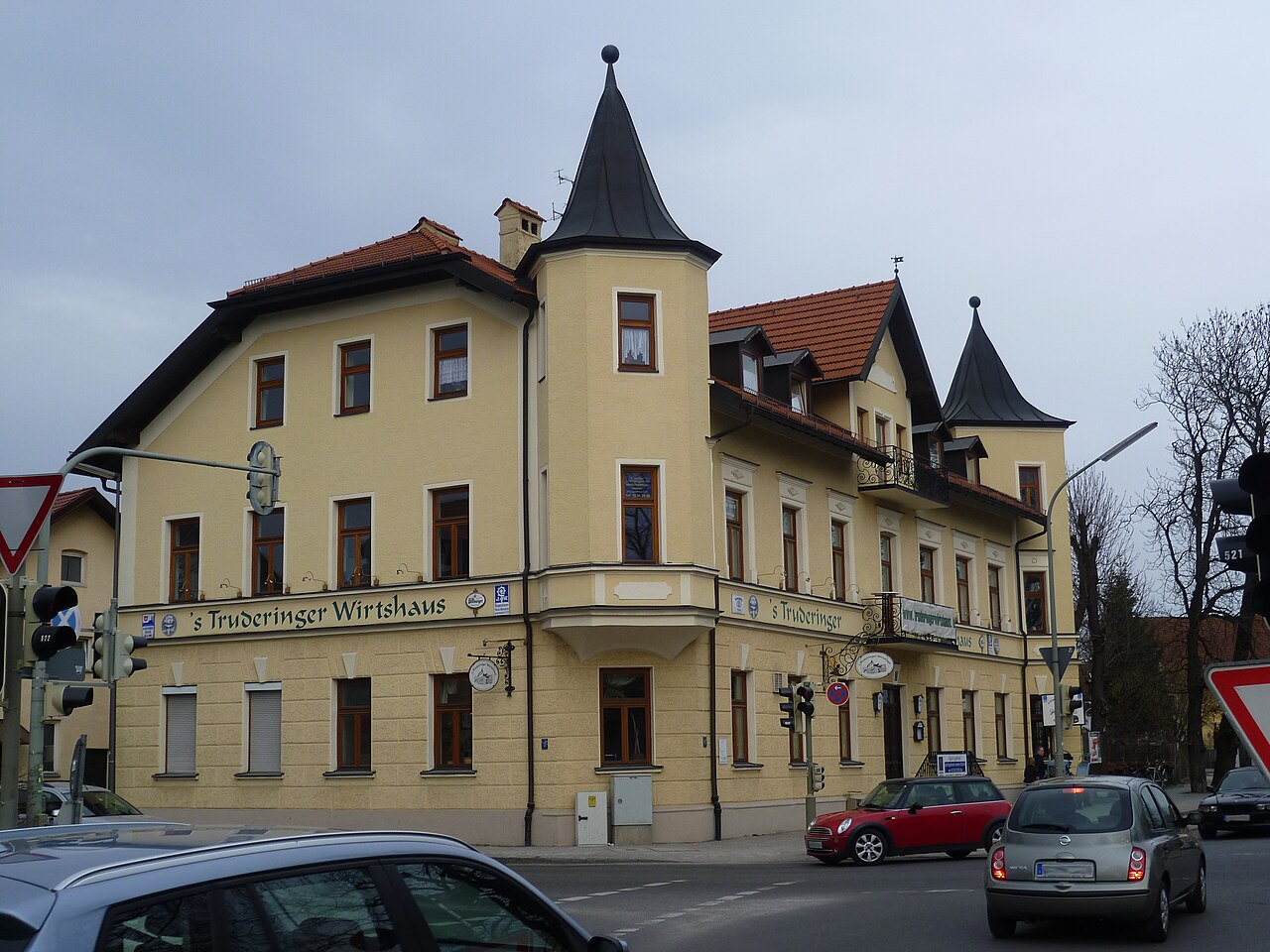 ehemaliger Gasthof Göttler, heute 's Truderinger Wirtshaus, erbaut um 1900 Kirchtruderinger Straße 17, München