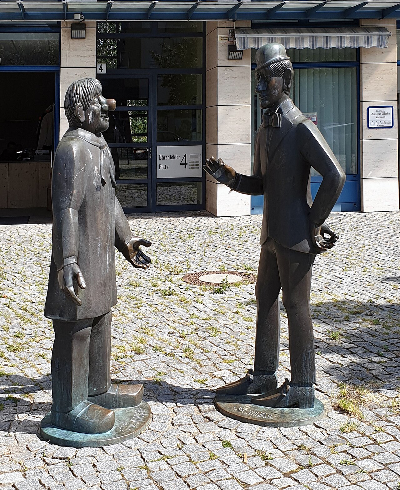 Sculpture, "' Tünnes und Schäl " by Wolfgang Reuter , 1997, Ehrenfelder Platz 4, Berlin-Altglienicke , Germany