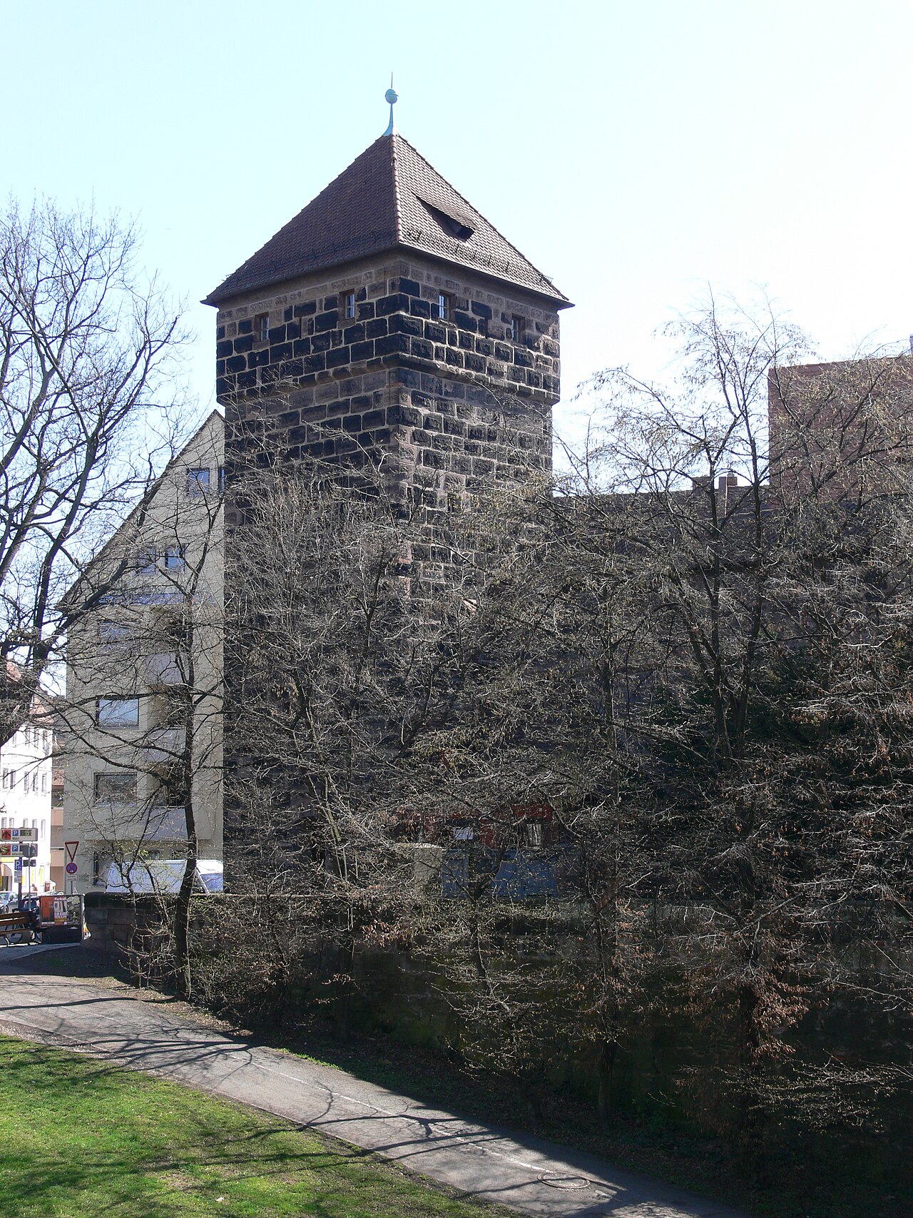 Nürnberg, Spittlertormauer, Turm Grünes B – Museum „Turm der Sinne“ (Spittlertormauer 17), Feldseite