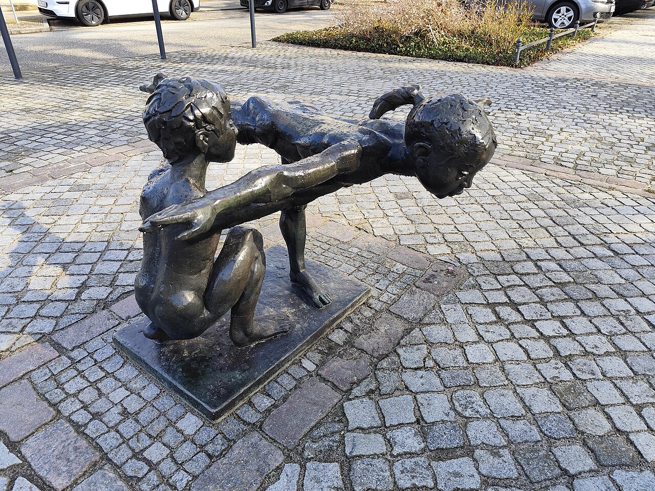 Skulptur Turnende Kinder (Siegfried Krepp) am Goetheplatz in Fürstenwalde