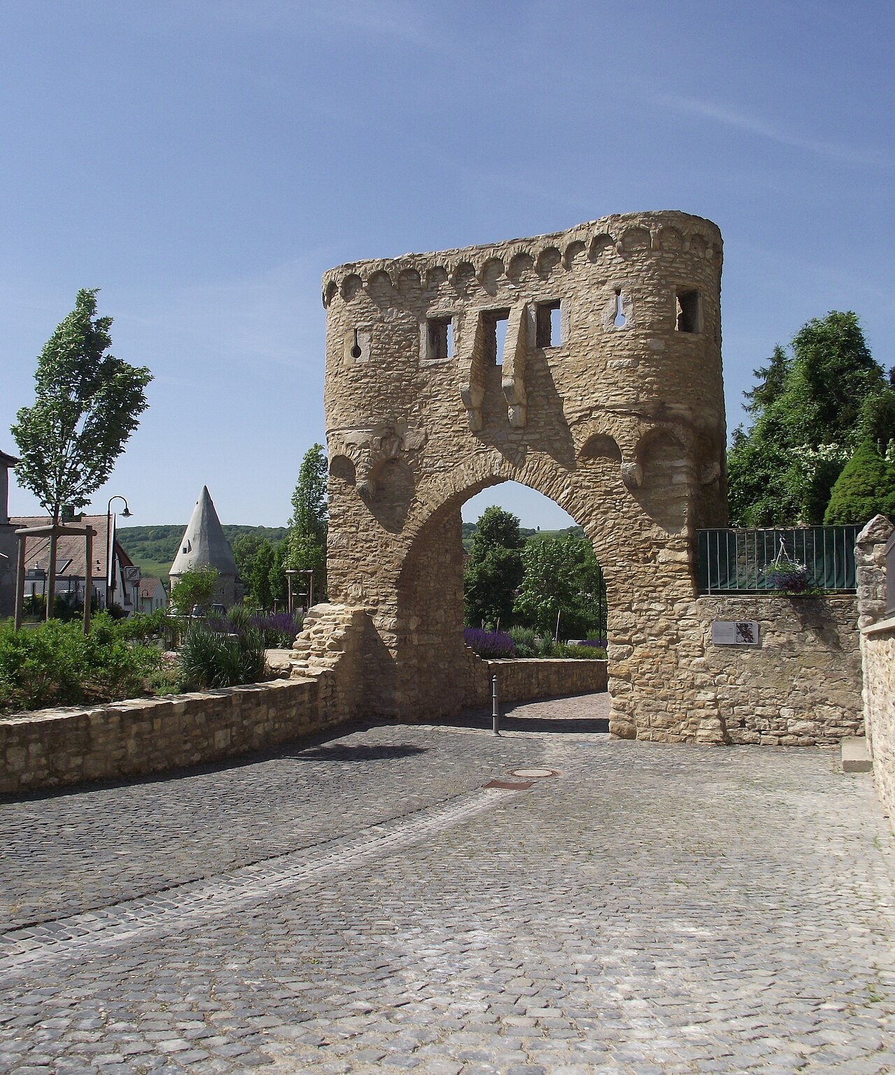Ostseite des Uffhubtores in Ober-Ingelheim