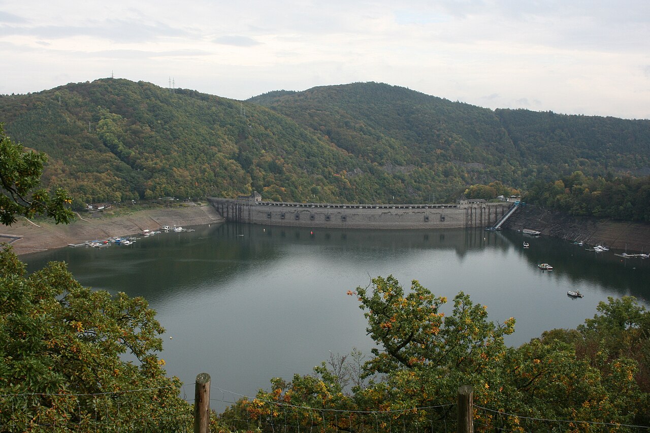 Die Staumauer am Edersee, Blick vom Wildpark aus