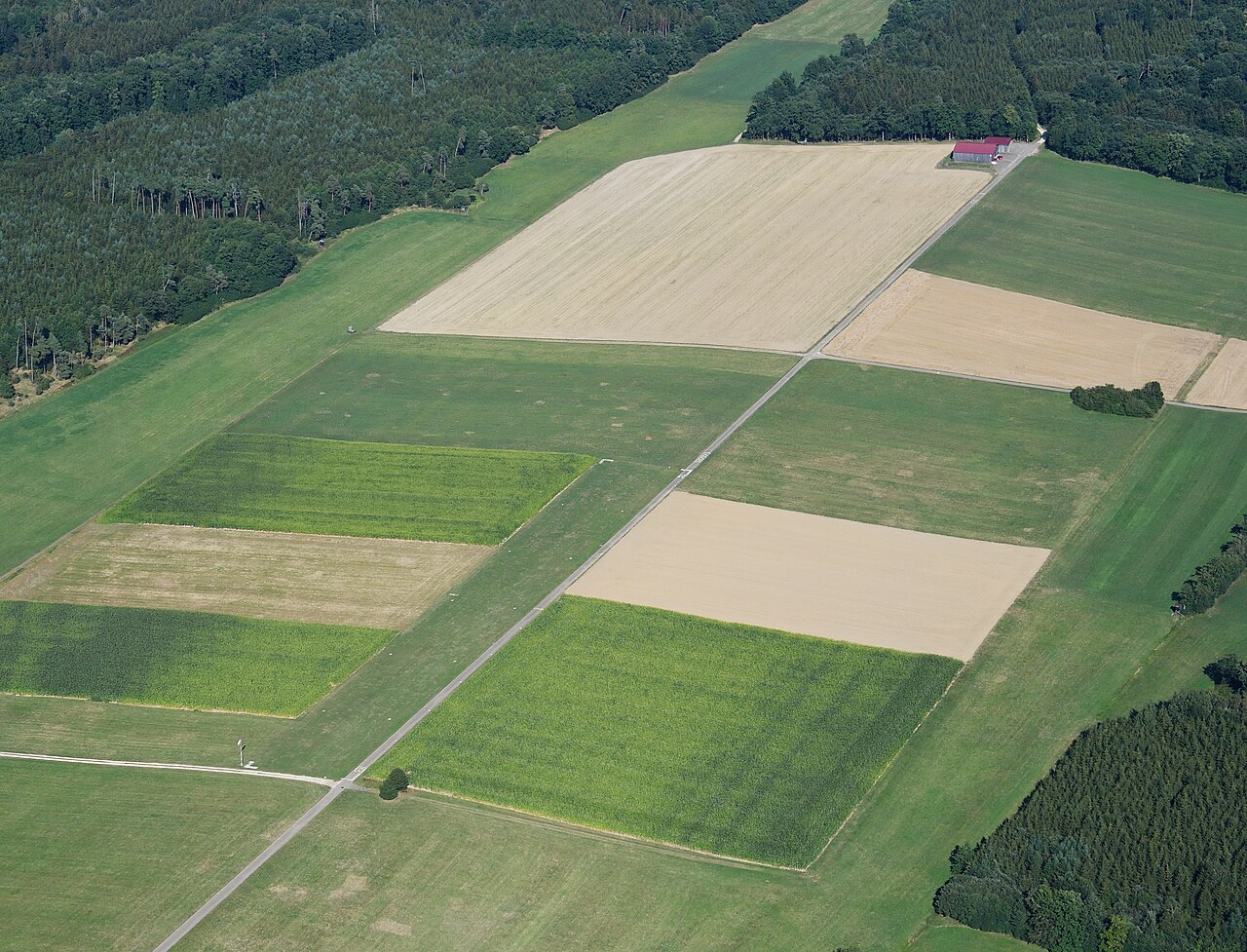 Aerial image of the Unterschneidheim-Walxheim airfield (view from the west)