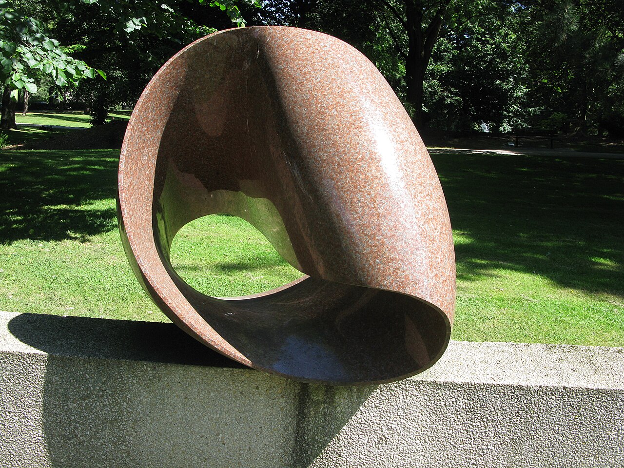 sculpture "unendliche Schleife" (of 1935-1953) by Max Bill