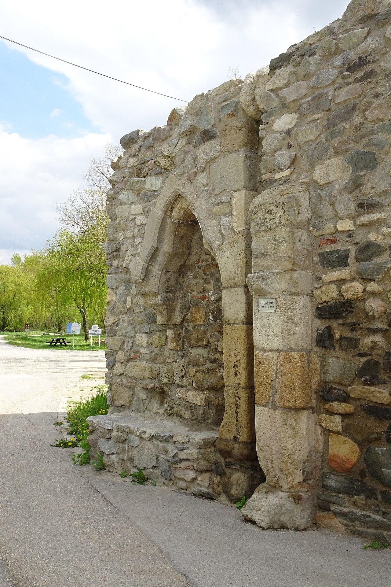Gotische Sitznische beim Ungartor in Marchegg