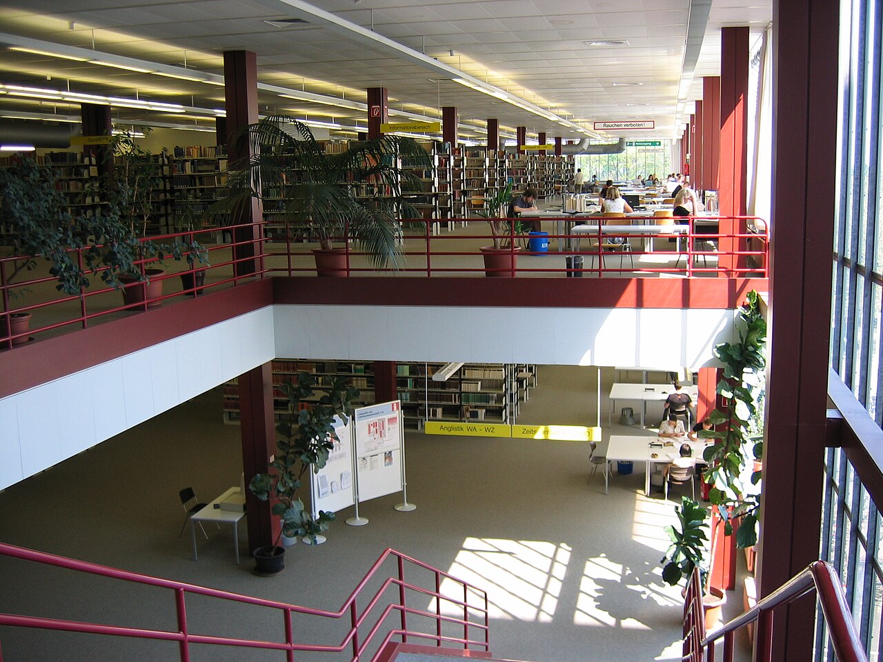 Lesesaal in der Universitätsbibliothek Bielefeld