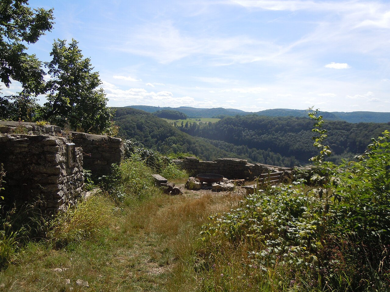 Blick vom Inneren der ehemaligen Burg Obergreifenstein in Richtung Südwesten
