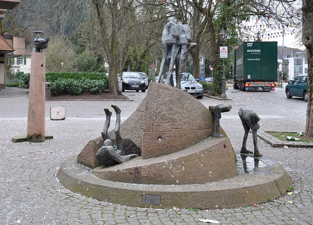 Haslach im Kinzigtal, Brunnen vor der Sparkasse, von Armin Göhringer, 1989