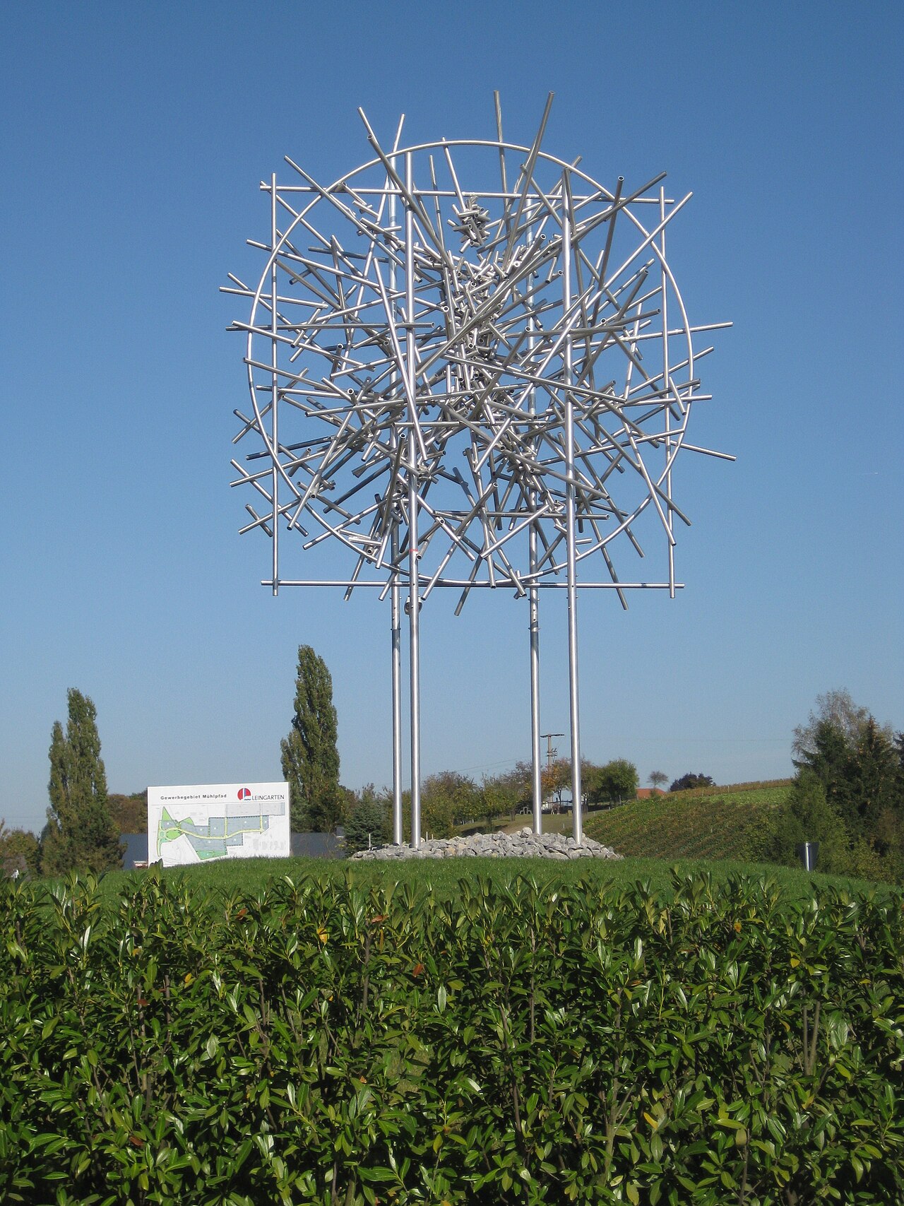 Leingarten, Stillingkreisel mit der Skulptur „Uomo universale“ von Gunther Stilling, Frontalansicht