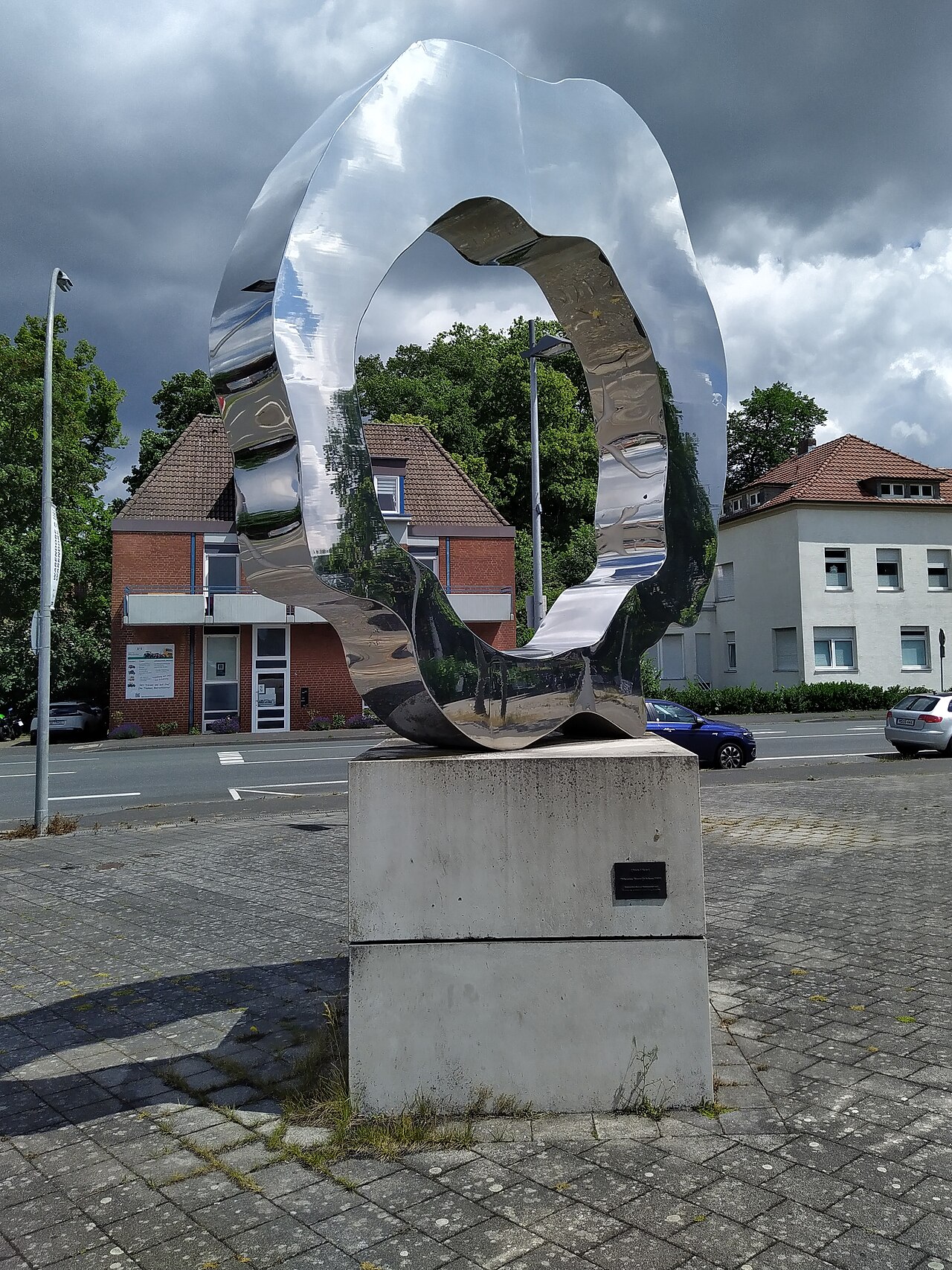 Skulptur "Urbanes BaumZeichen" von Ulrich Möckel in Warendorf