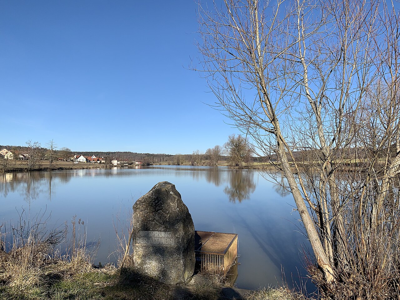 Das Bild zeigt den Hornauer Weiher, der als Ursprung des Flusses Altmühl gilt