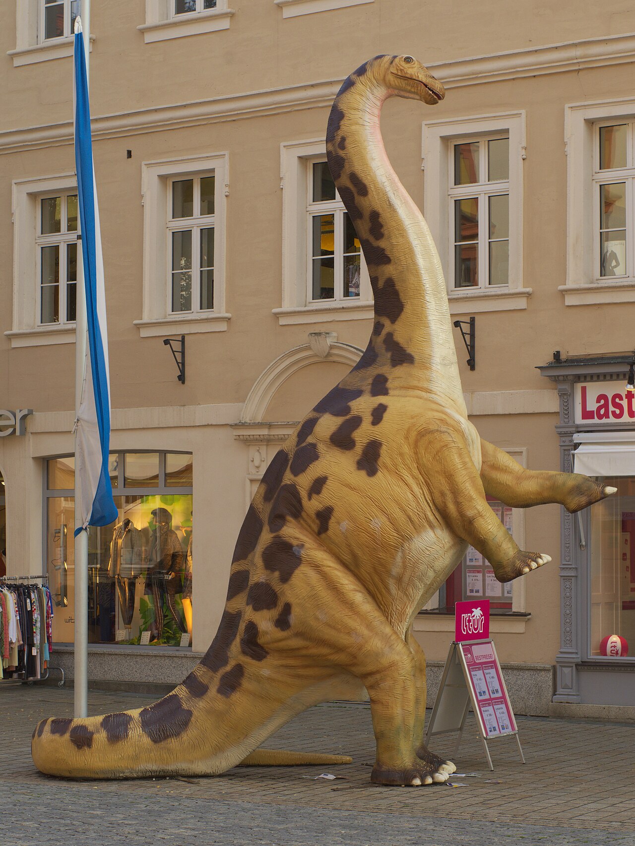 The dinosaur model of the Urwelt-Museum Oberfranken in Bayreuth (re-painted brown in 2013)