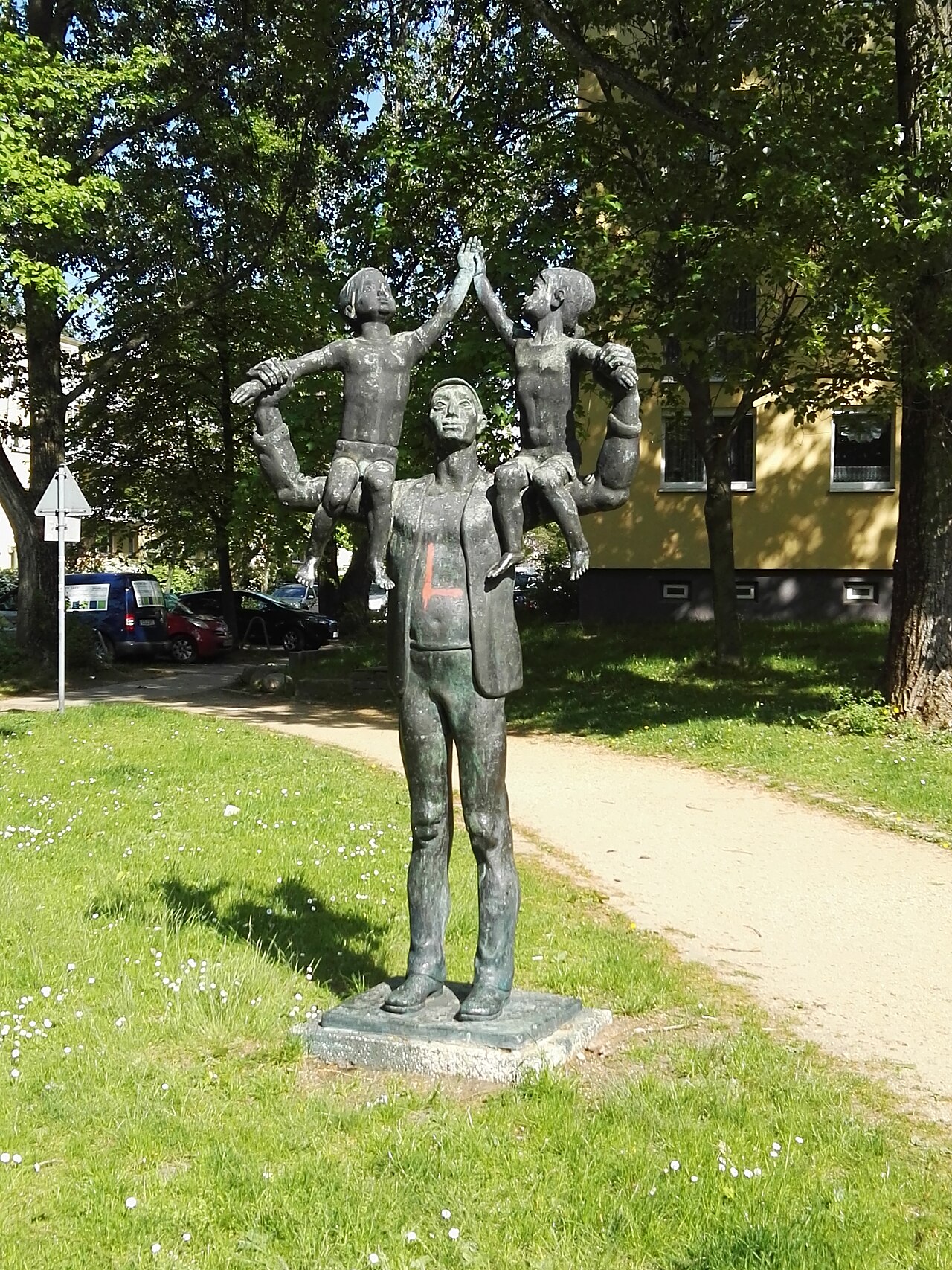 Plastik "Vater mit Kinden" von Stephan Horota auf der Grünfläche Gartenstraße/Wegenerstraße in Berlin-Weißensee