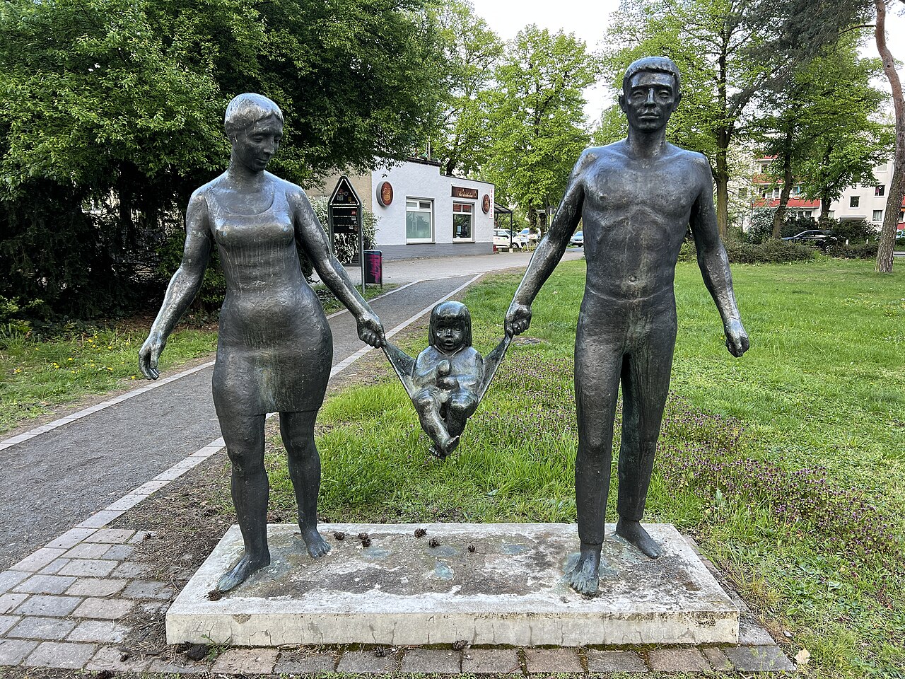 Skulptur "Vater, Mutter und Kind" in Berlin-Köpenick, Deutschland