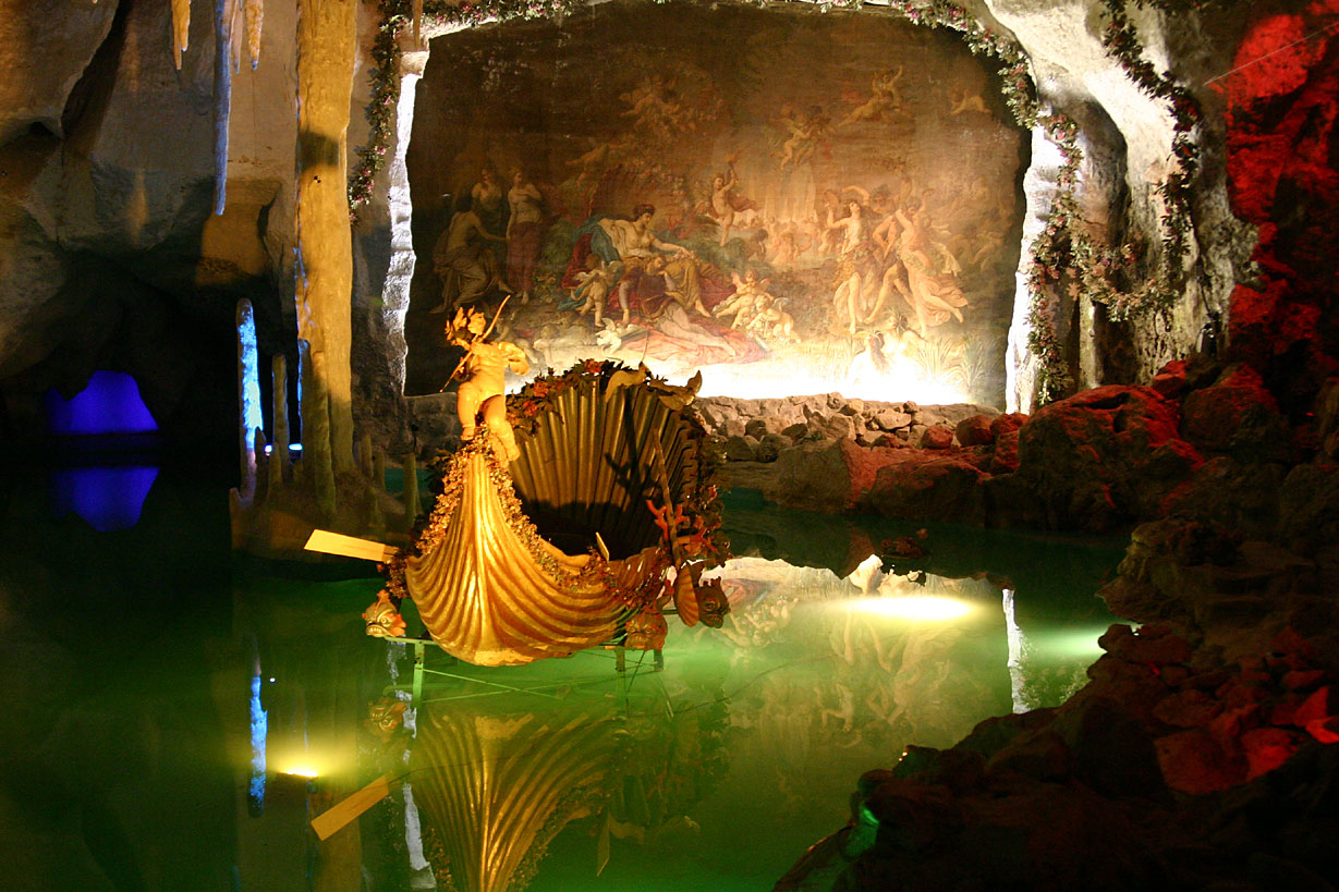 Im Inneren der Venusgrotte bei Schloss Linderhof