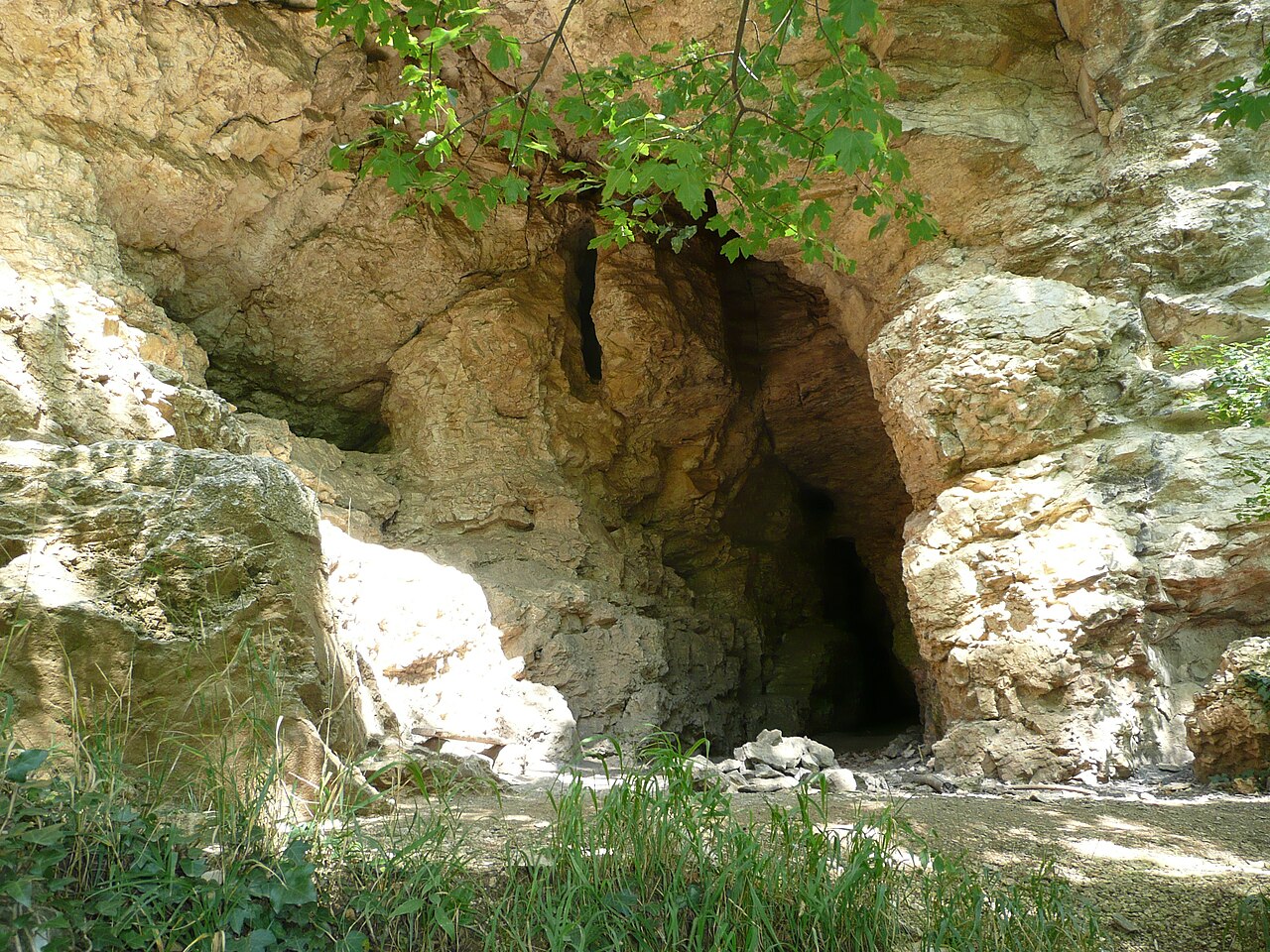 Eingang zur Veronikahöhle am Teckberg