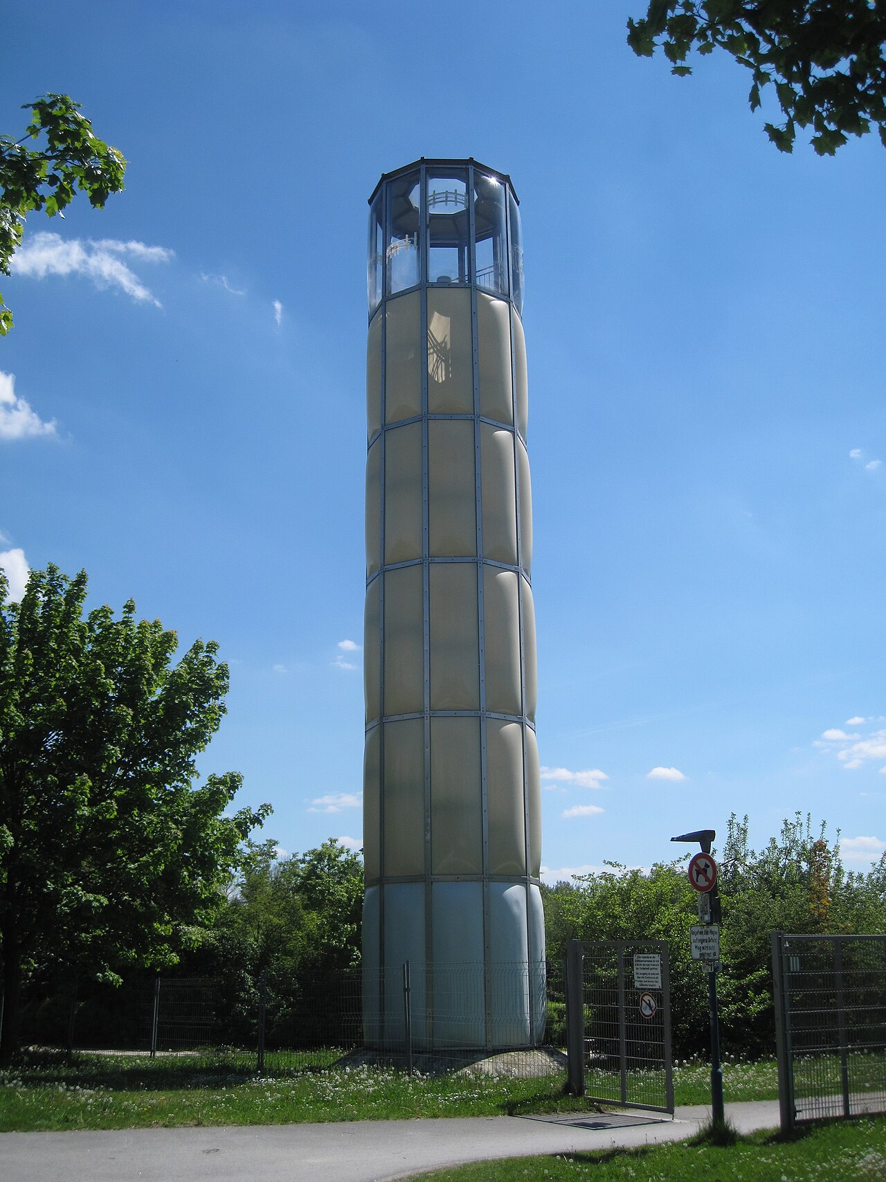 Vesuna-Turm am Amberger Skulpturenweg in Amberg, Stahlkonstruktion mit Wendeltreppe und Plexiglasverkleidung