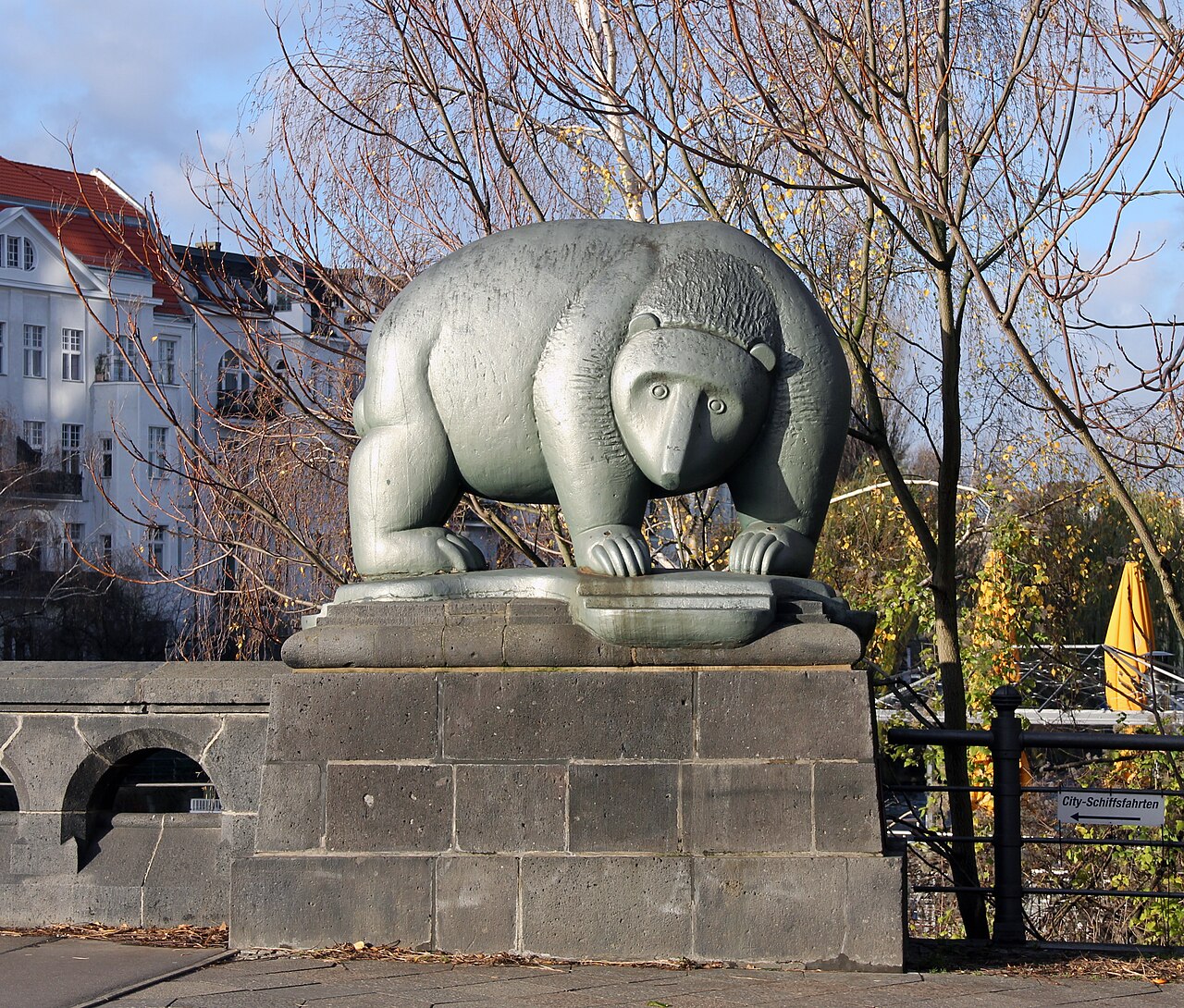 Sculpture, " Bär " by Günter Anlauf , 1981, Moabiter Brücke, Berlin-Moabit , Germany