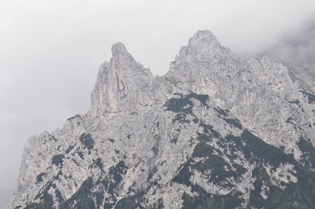 Viererspitze (2054 m) und Nördlicher Karwendelkopf (2358 m) von Mittenwald aus gesehen