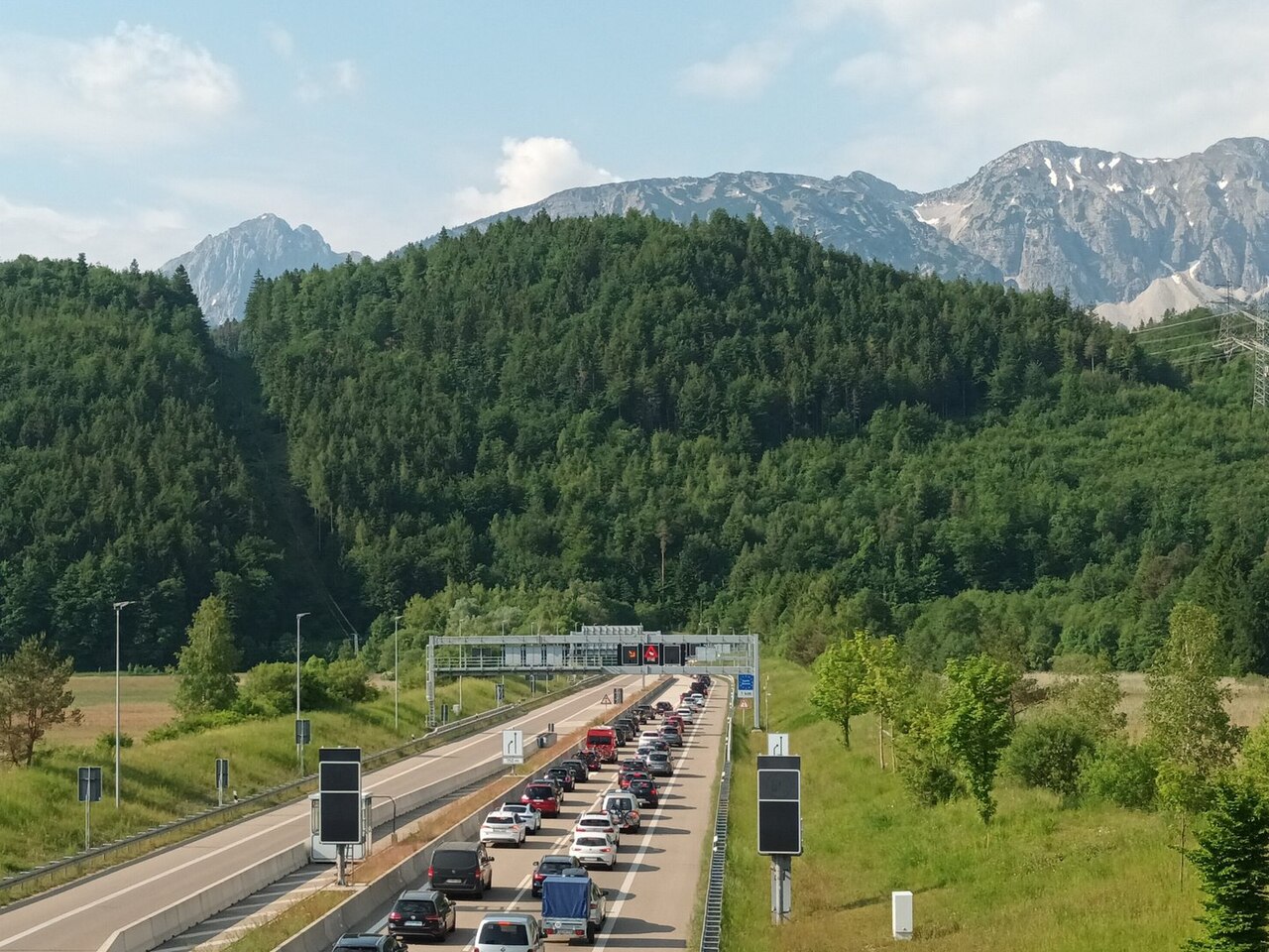 Stau an der Nordseite des Grenztunnels Füssen, der bewaldete Berg in der Bildmitte ist der Vilser Berg