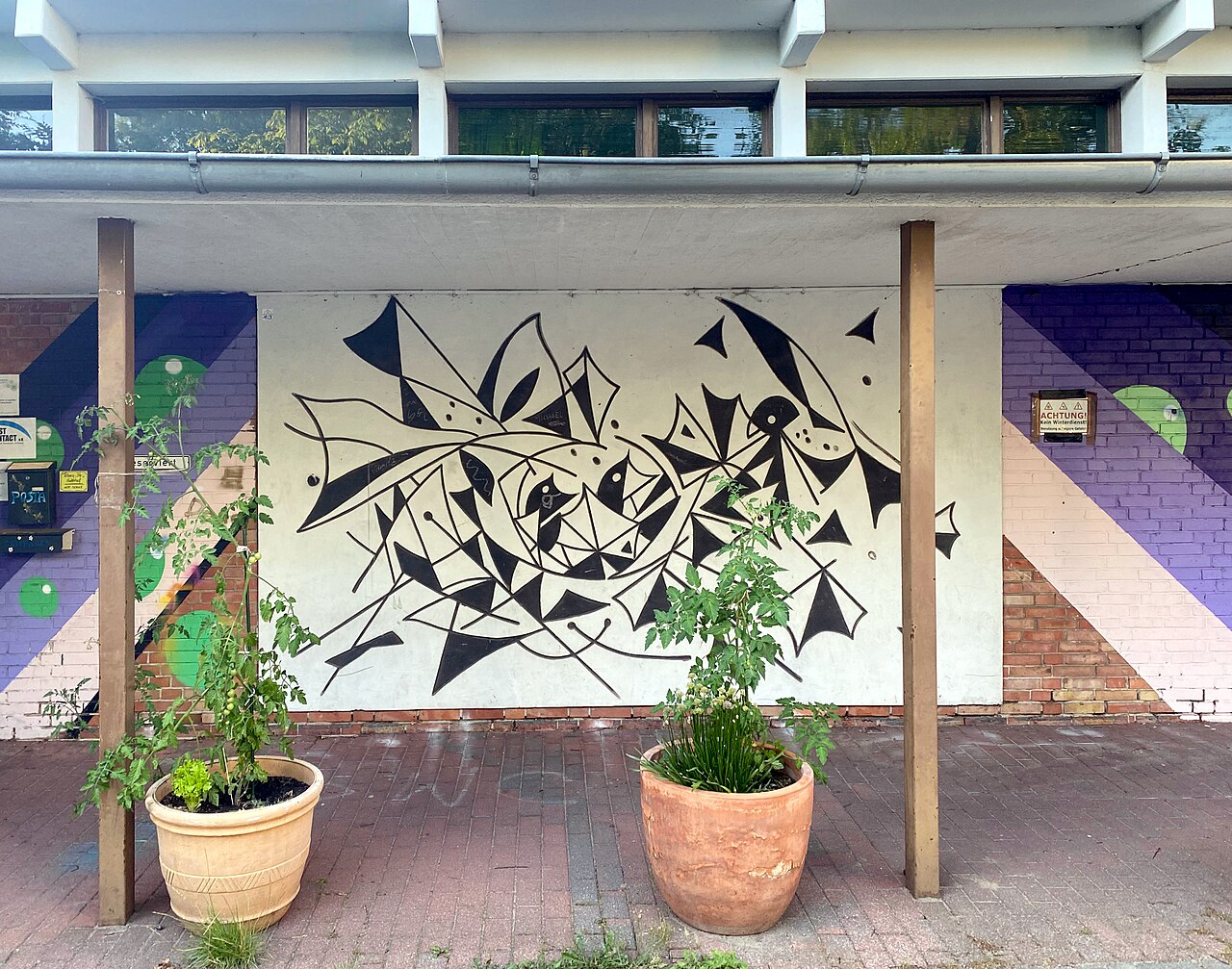 Sgraffito "Vögel im Nest" (1955) von [:de: Herbert Spangenberg|Herbert Spangenberg]], Tibarg 34, Hamburg-Niendorf
