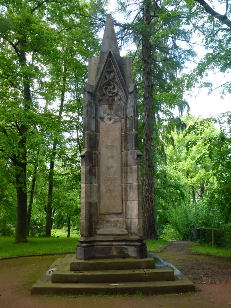 Völkerschlachtdenkmal in Heiligenstadt,die Inschrift lautet:"Leipzig am 18ten October 1813"