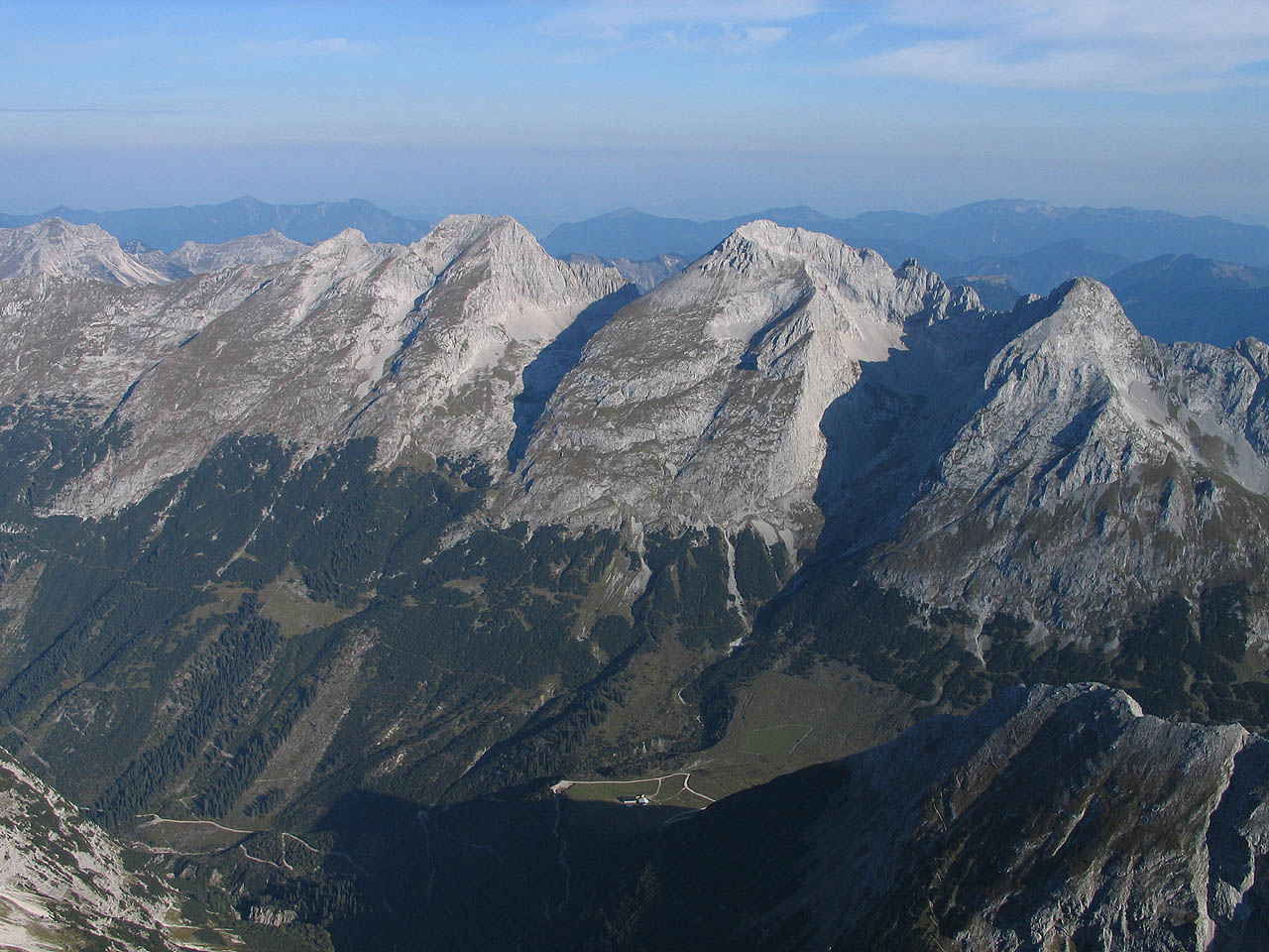 Die Nördliche Karwendelkette von der Vogelkarspitze , der Östlichen Karwendelspitze bis zur Grabenkarspitze