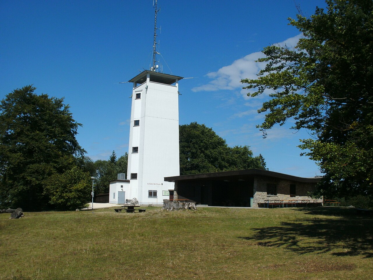 Aussichtsturm und Wanderheim des Schwäbischen Albvereins auf dem Volkmarsberg bei Oberkochen