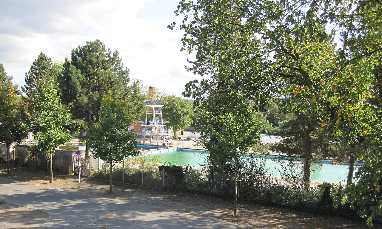 Dortmunder Volksbad, Ansicht vom benachbarten Stadion "Rote Erde"