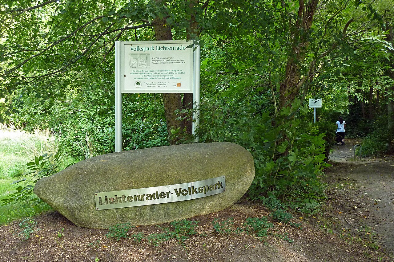 Eingang zum Volkspark Lichtenrade mit Markierungsstein und Informationstafel