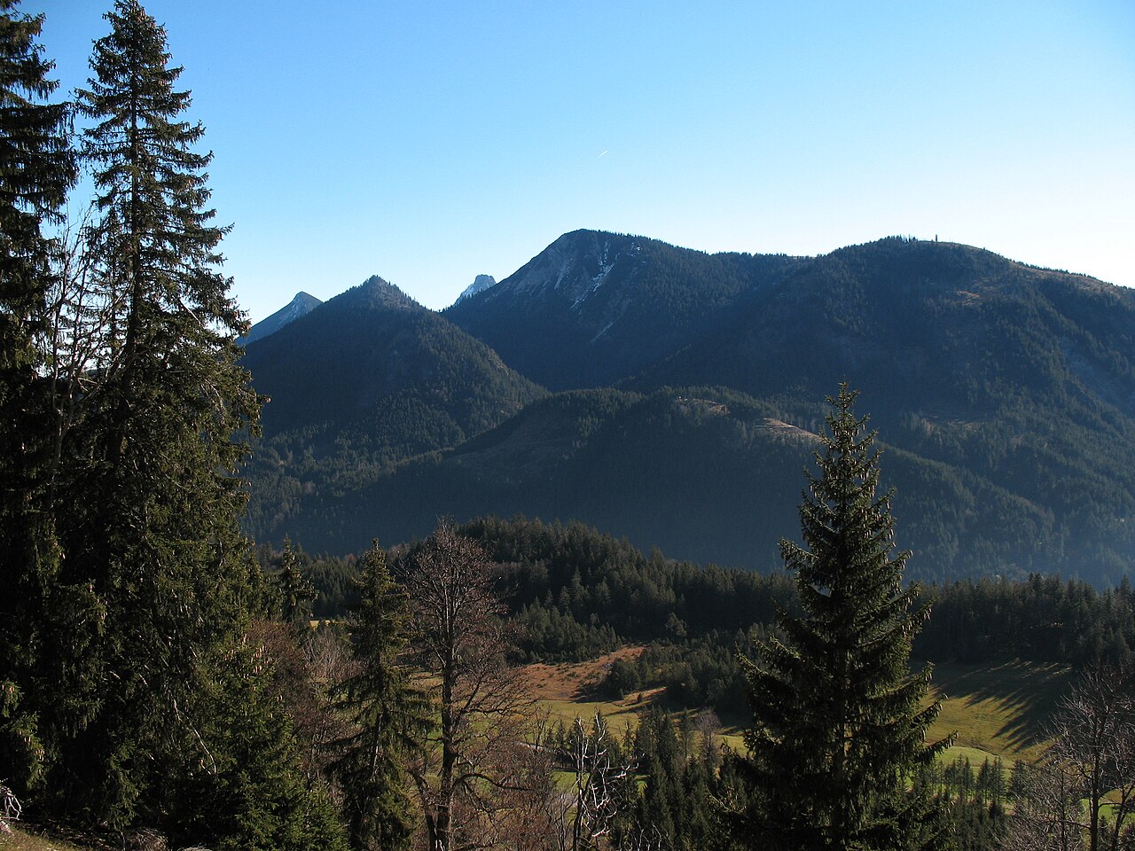 Blick vom Aufstieg zum Sorgschrofen auf das Hintere Ächsele (1525 m) und den Schönkahler (1688 m)