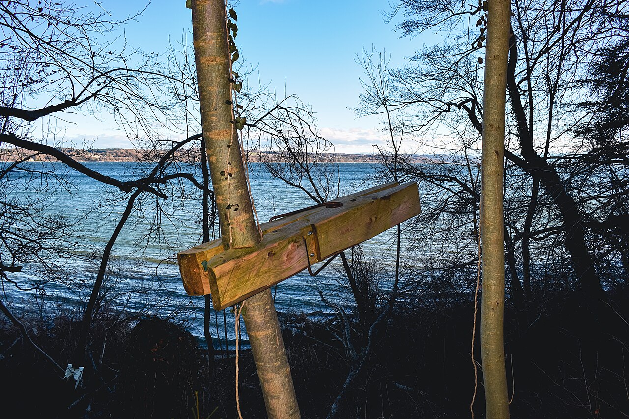 Part of the sculpture Wäscheklammern by Franz Hartmann at the Skulpturenweg Ammersee