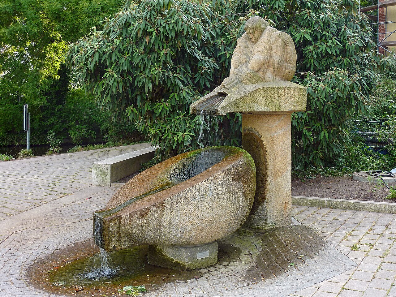 Sandsteinbrunnen 'Wäscherin' von Karl-Günter Möpert aus dem Jahr 1982