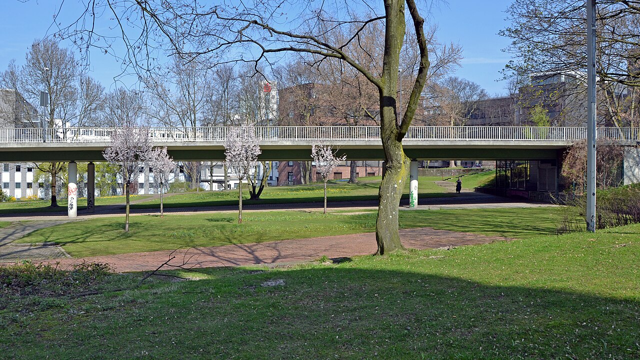 Essen-Stadtkern, Alfred-Herrhausen-Brücke am Waldthausenpark