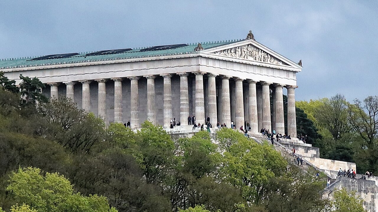 Aufstieg von der Donaus zur Walhalla, Marmorbüsten in der Gedenkstätte