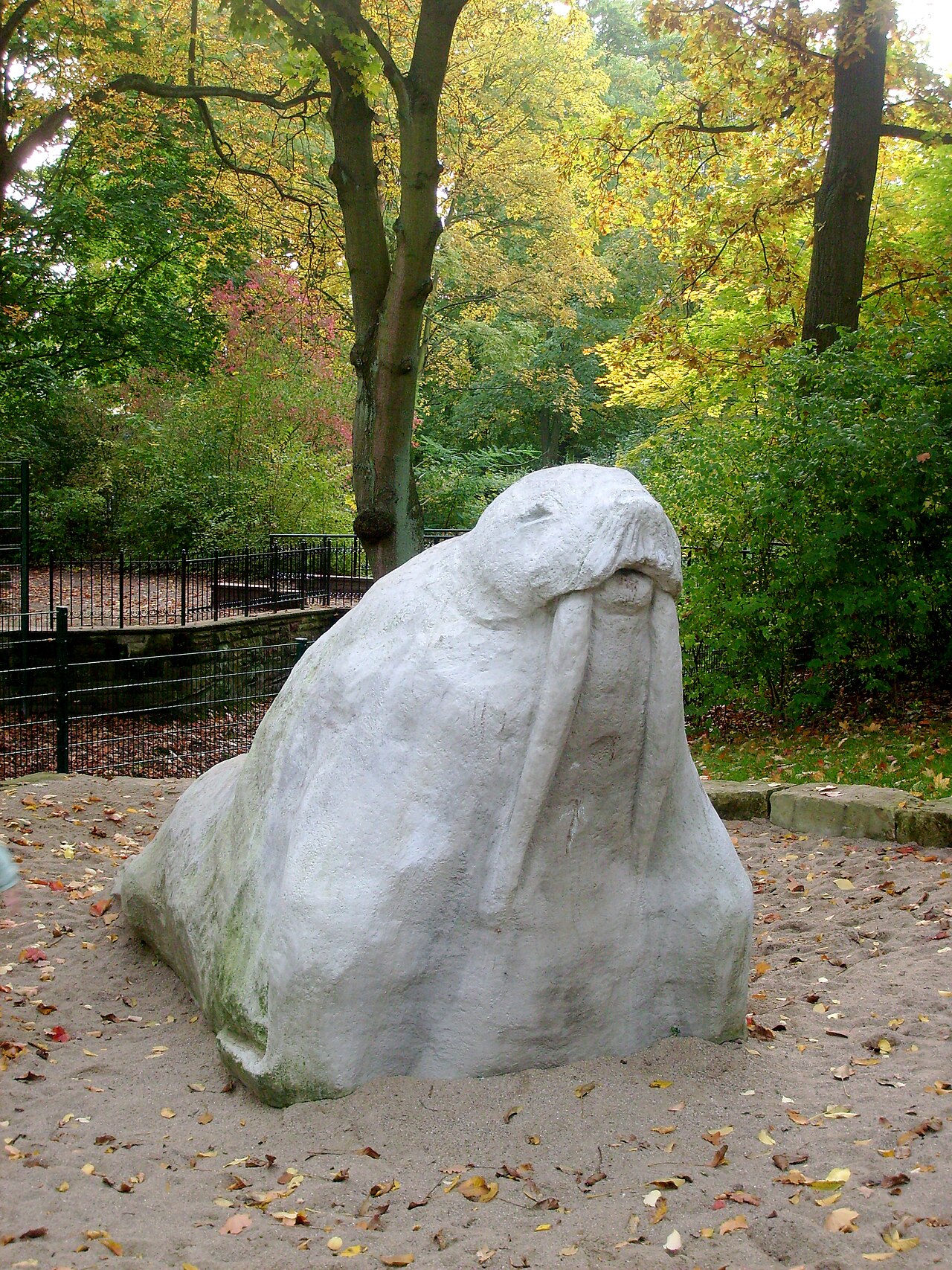 Statue des Hamburger Maskottchens "Antje" an einem Spielplatz nahe dem Bergedorfer Rathaus