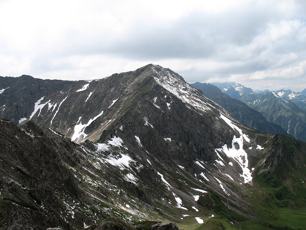 Blick vom Warmatsgundkopf auf den Walser Hammerspitze (vormals: Schüsser , 2170 m)