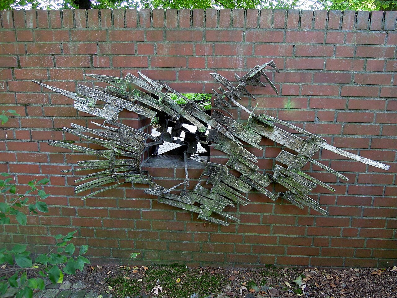 Rückseite der 2-teiligen Skulptur "Wand-Lung Hamburg" von Friederich Werthmann im "Planten un Blomen", Hamburg