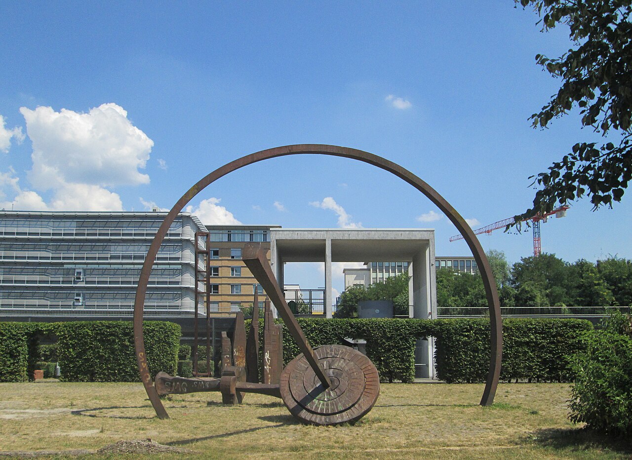 „Wanderung eines Caspar David“ Skulptur von Michel Gérard im Bürgerpark Saarbrücken (1991)