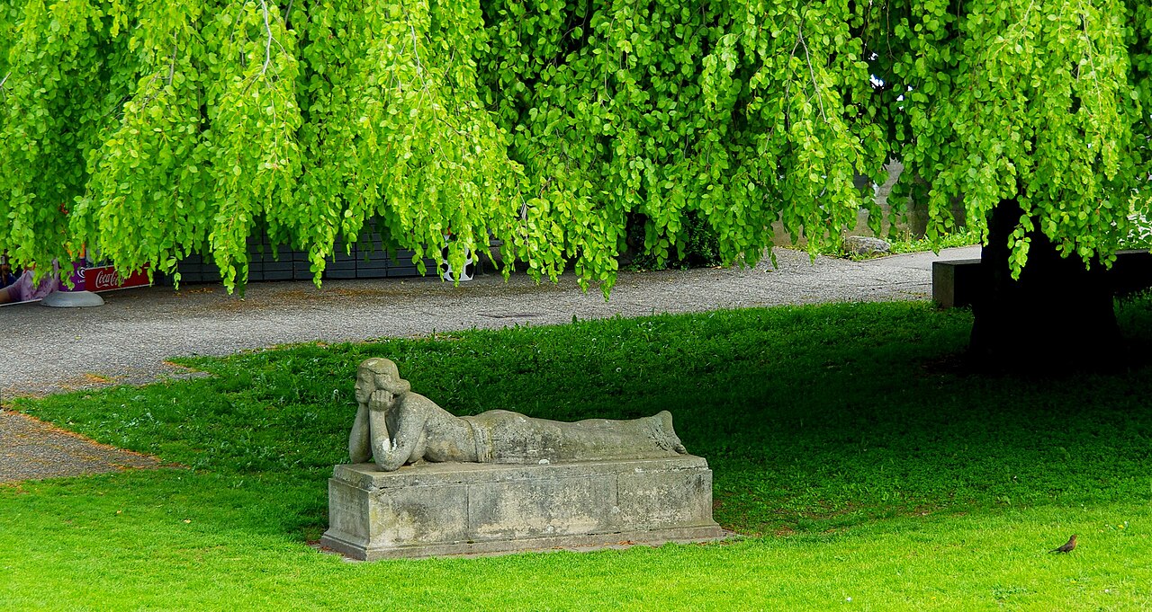 Liegende Skulptur im Stadtgarten