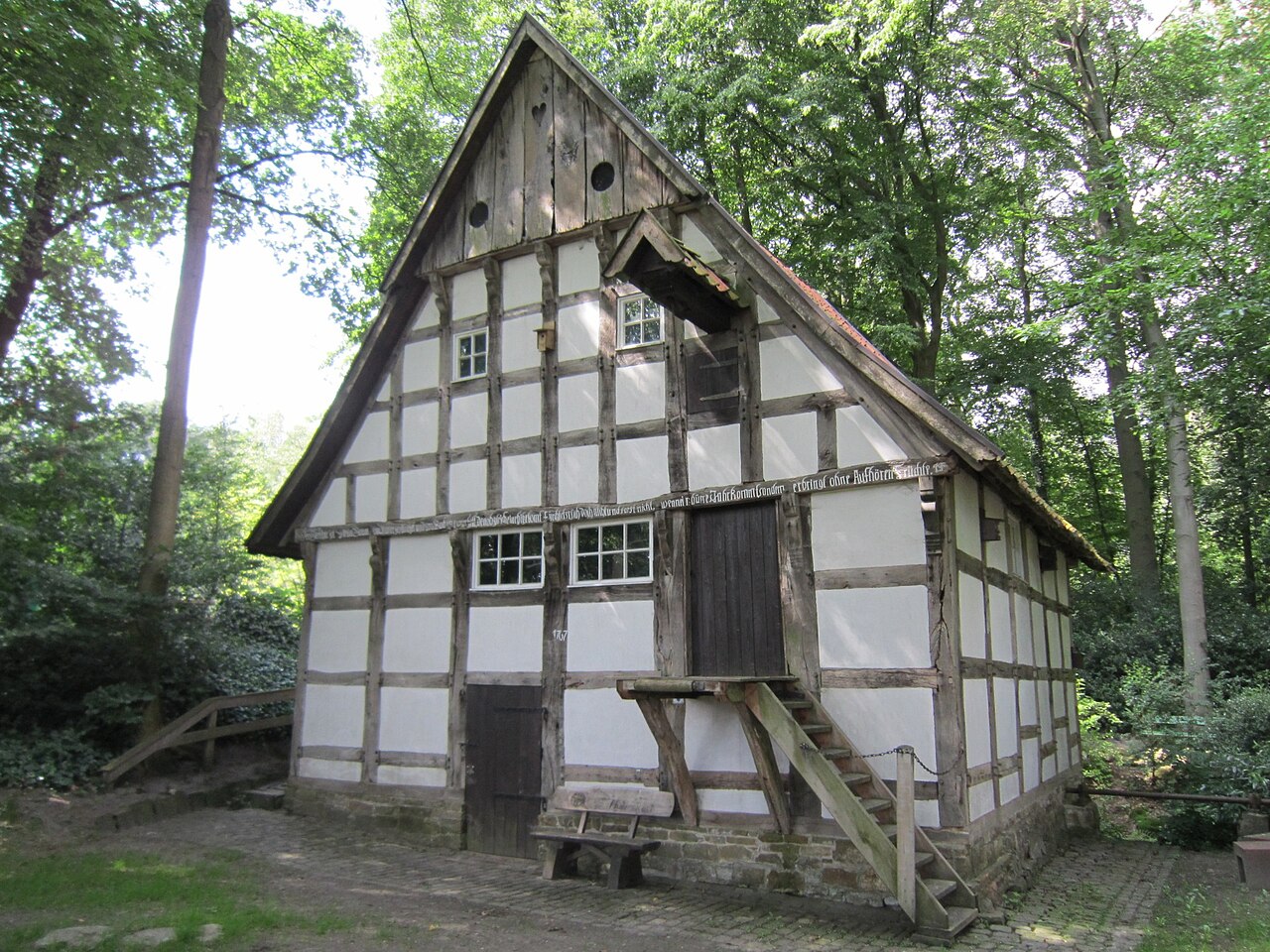 Vorderseite der Wassermühle Riesau in Balkum (Stadt Bramsche, Landkreis Osnabrück, Niedersachsen)