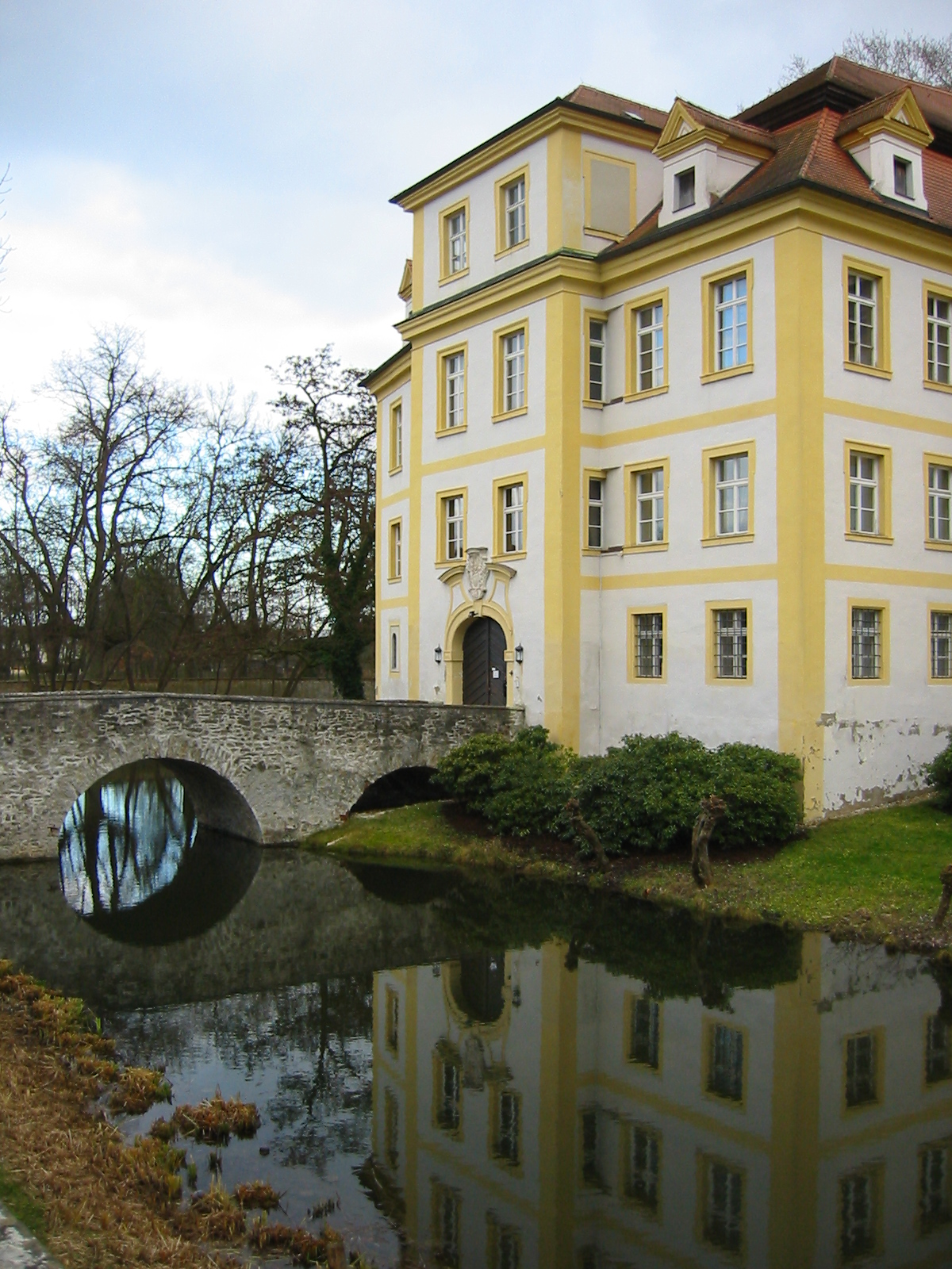 Das Wasserschloss in Köfering mit Wassergraben