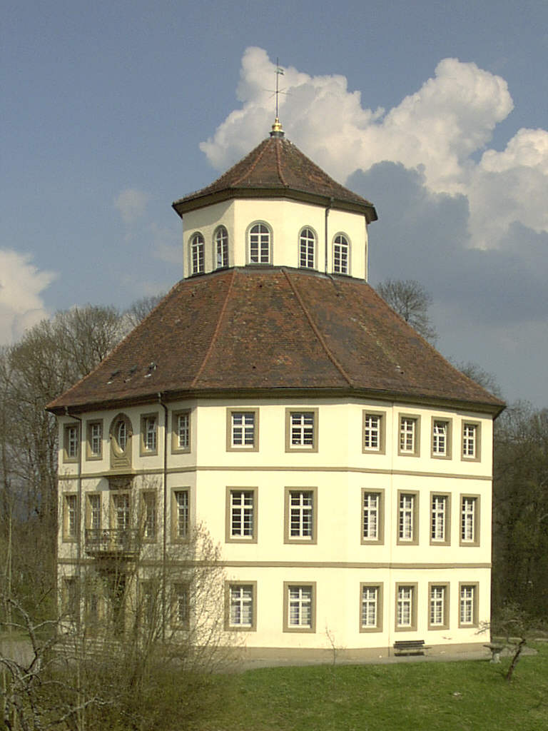 Achteckiger Bau des ehemaligen Schlosses von Oppenweiler