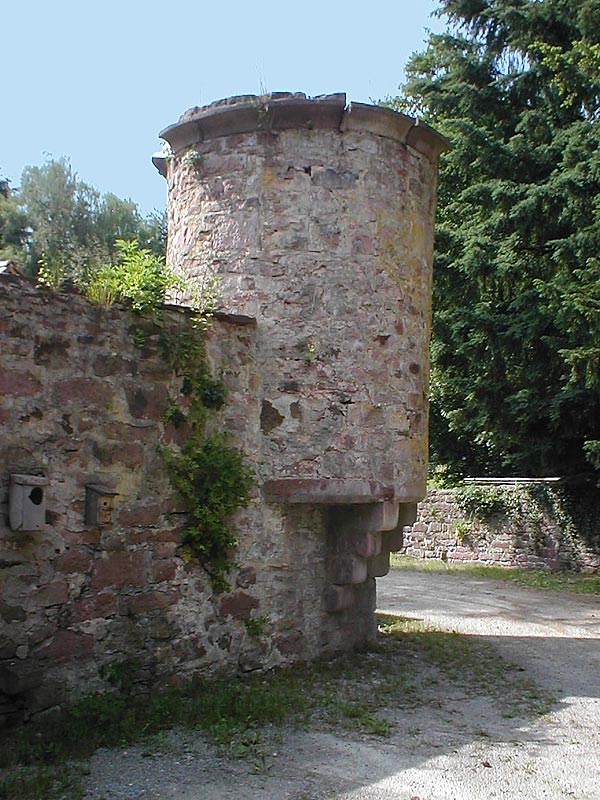 Historischer Eckturm der Burg Schwarzach am Wasserschloss Schwarzach (Odenwald)