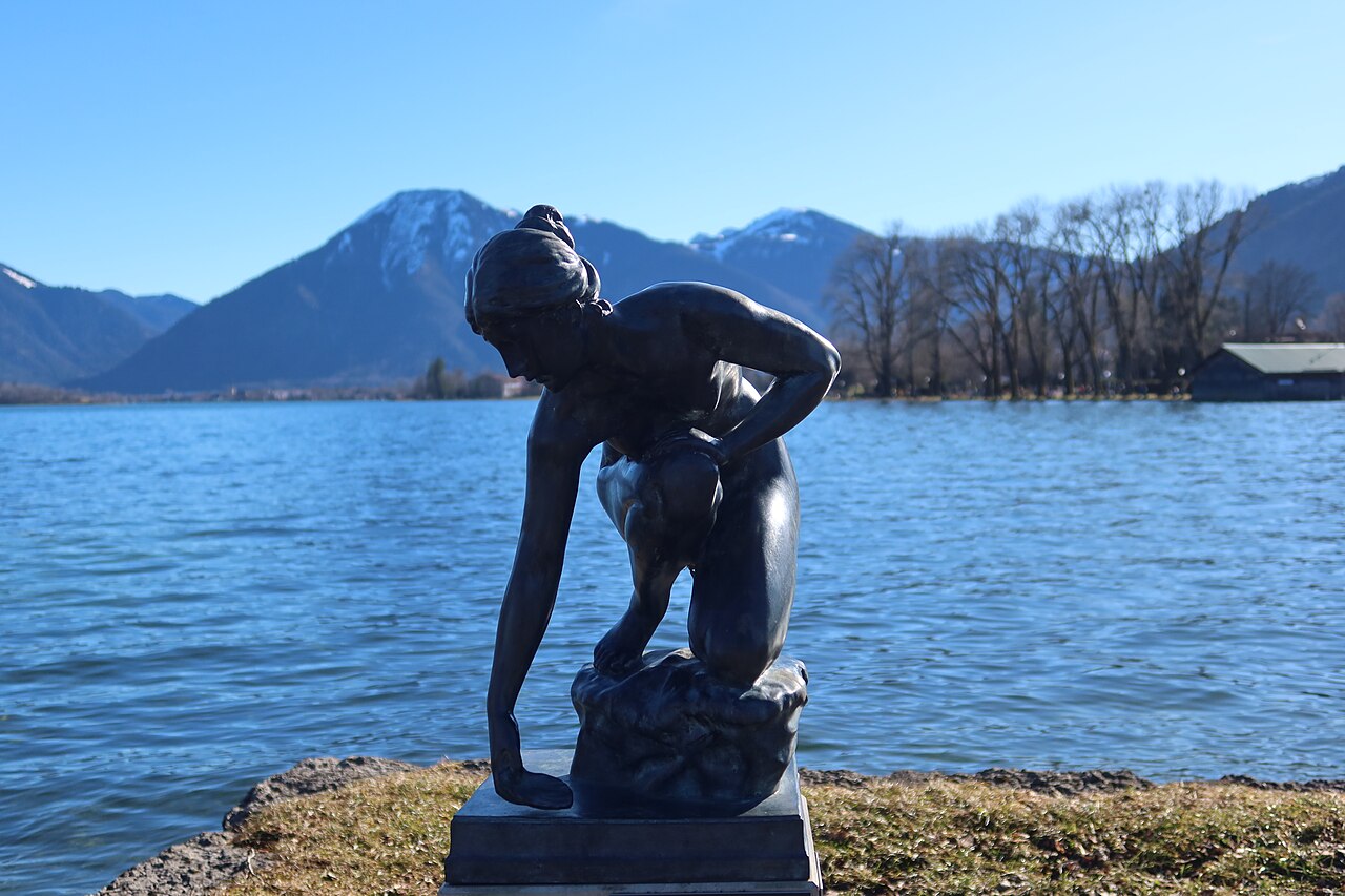 Bronzeguss Wasserschöpferin an der Seepromenade Bad Wiessee