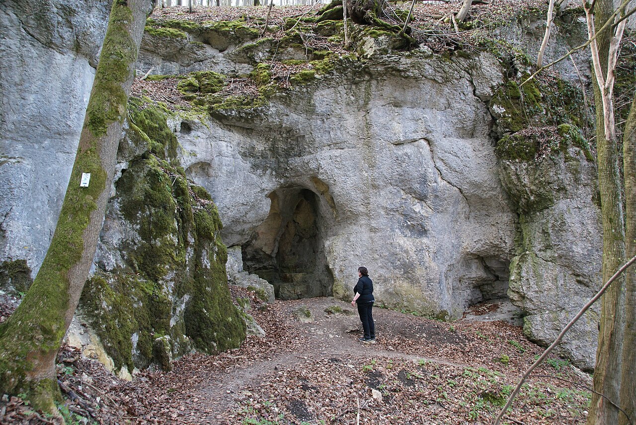 Eingang der Wassersteinhöhle am Wanderweg Hochbergsteig bei Bad Urach